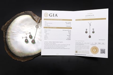 GIA is adding a report comment employing the trade color term “Peacock.”